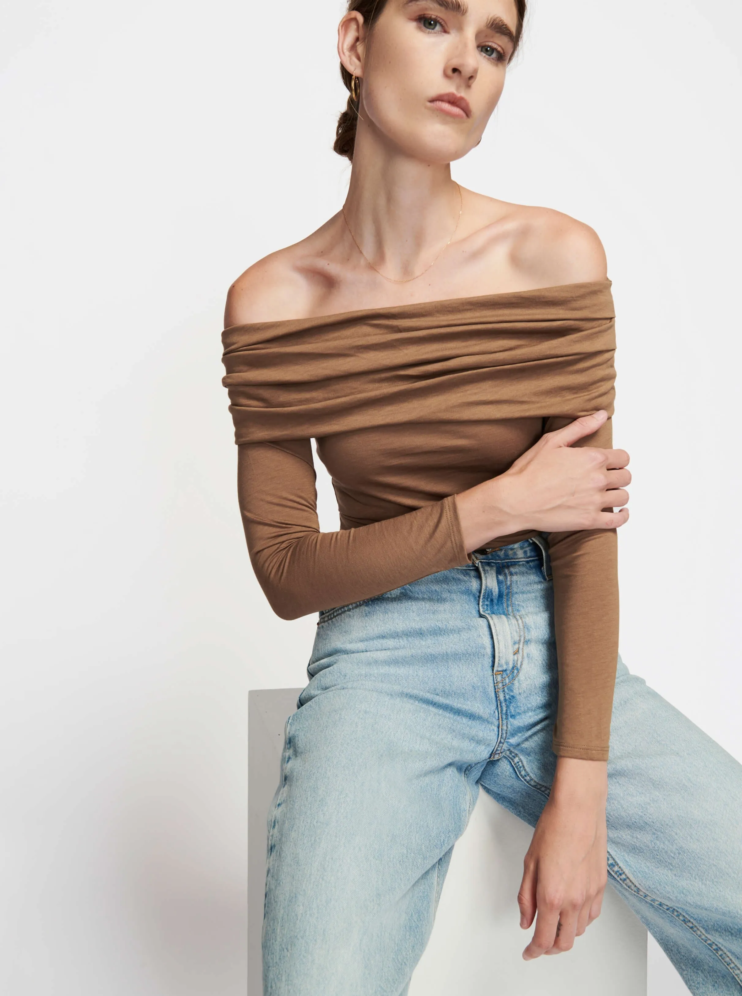 Abana Off Shoulder - Teddy