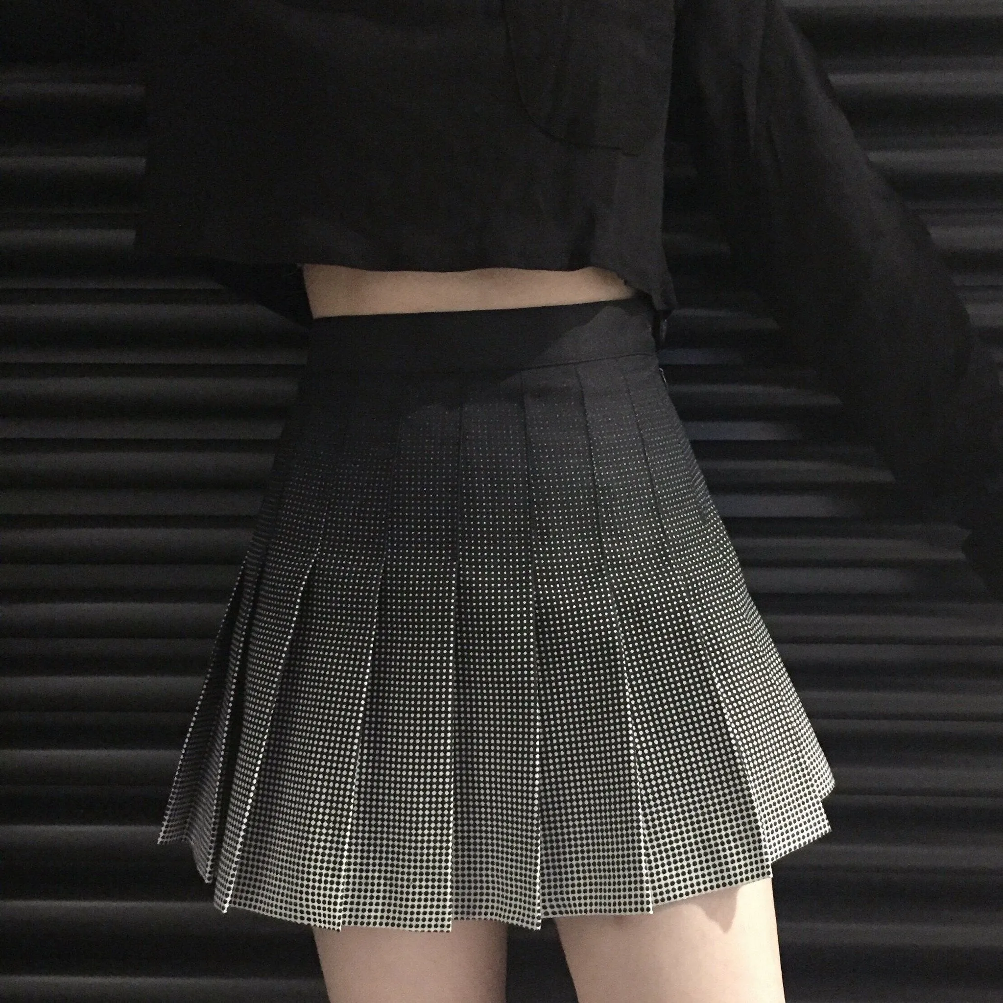 Gradient Dots Black White Pleated School Skirt