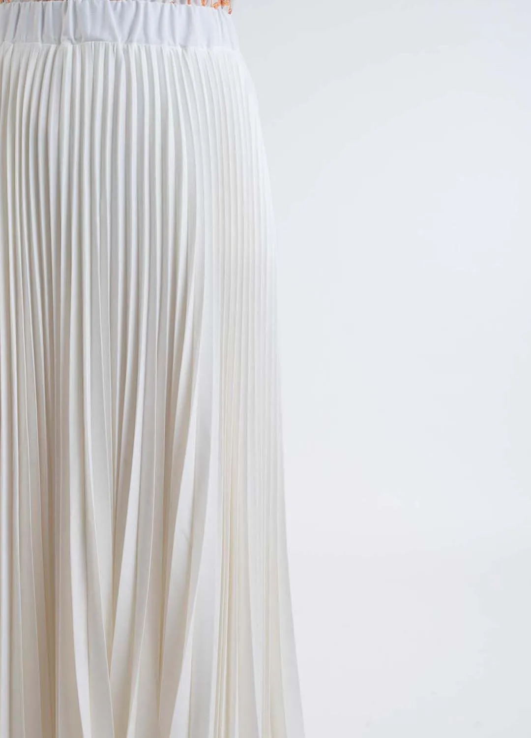 white pleated skirt