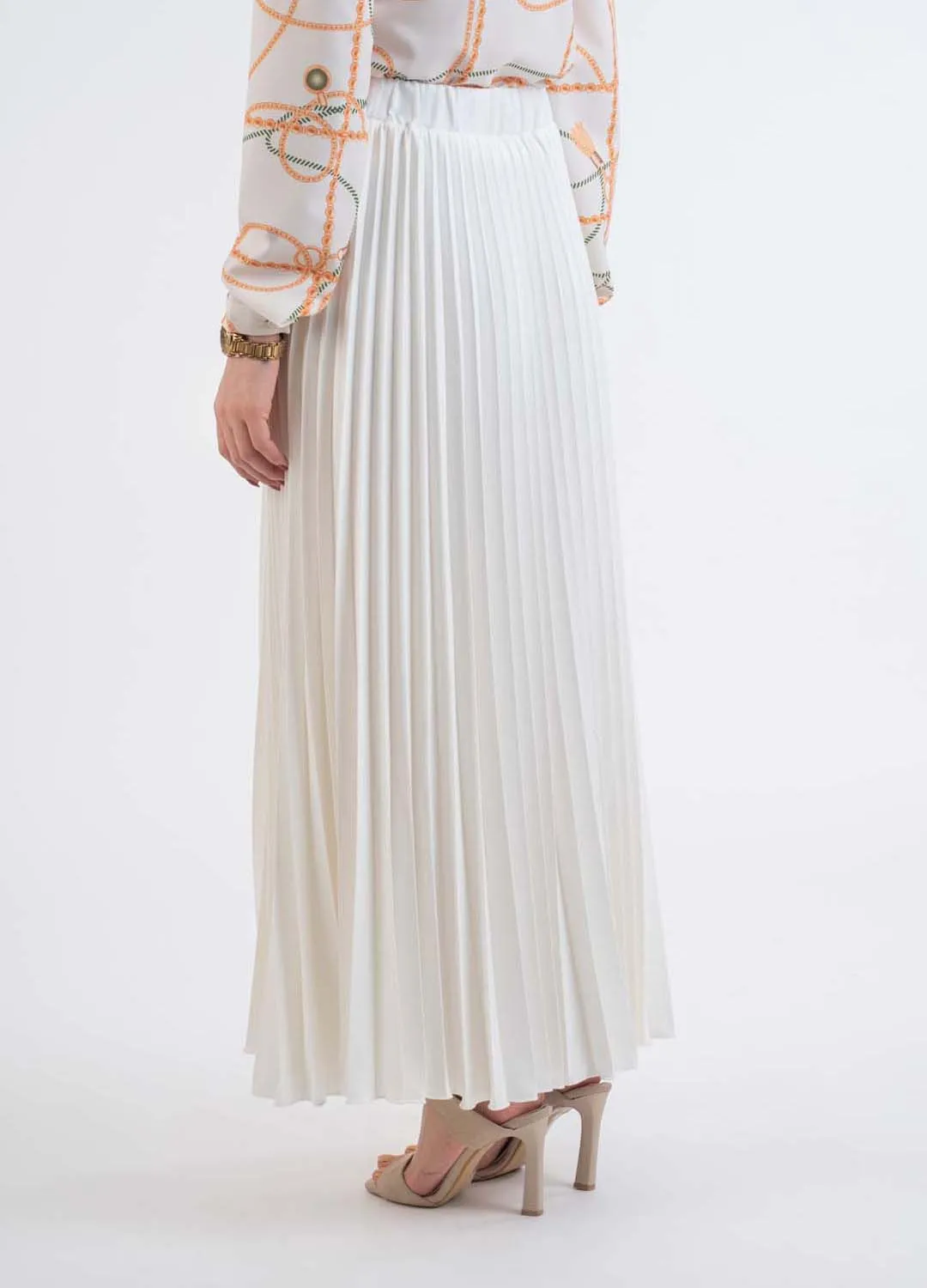 white pleated skirt